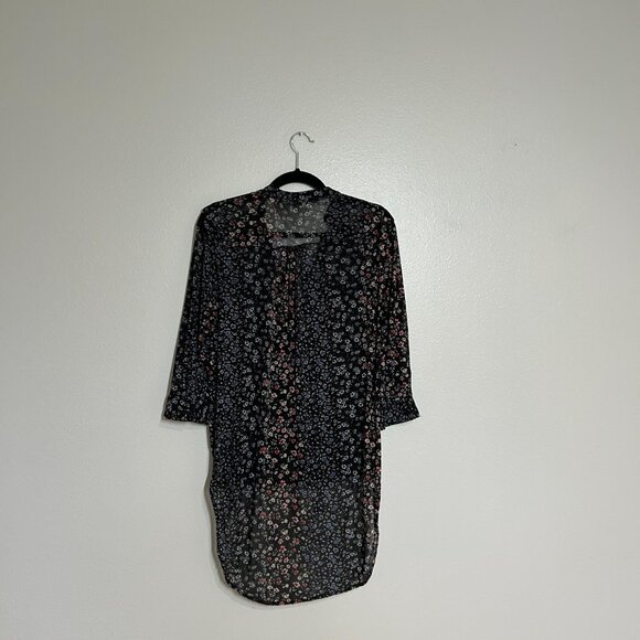 Eden & Olivia black with little flowers short front long back shirt size S - Picture 2 of 7